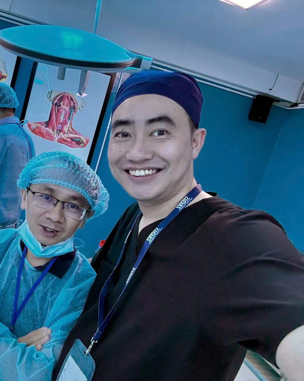Bác sĩ Đức chụp ảnh cùng đồng nghiệp trong buổi thực hành tại hội thảo ở TP. Hồ Chí Minh