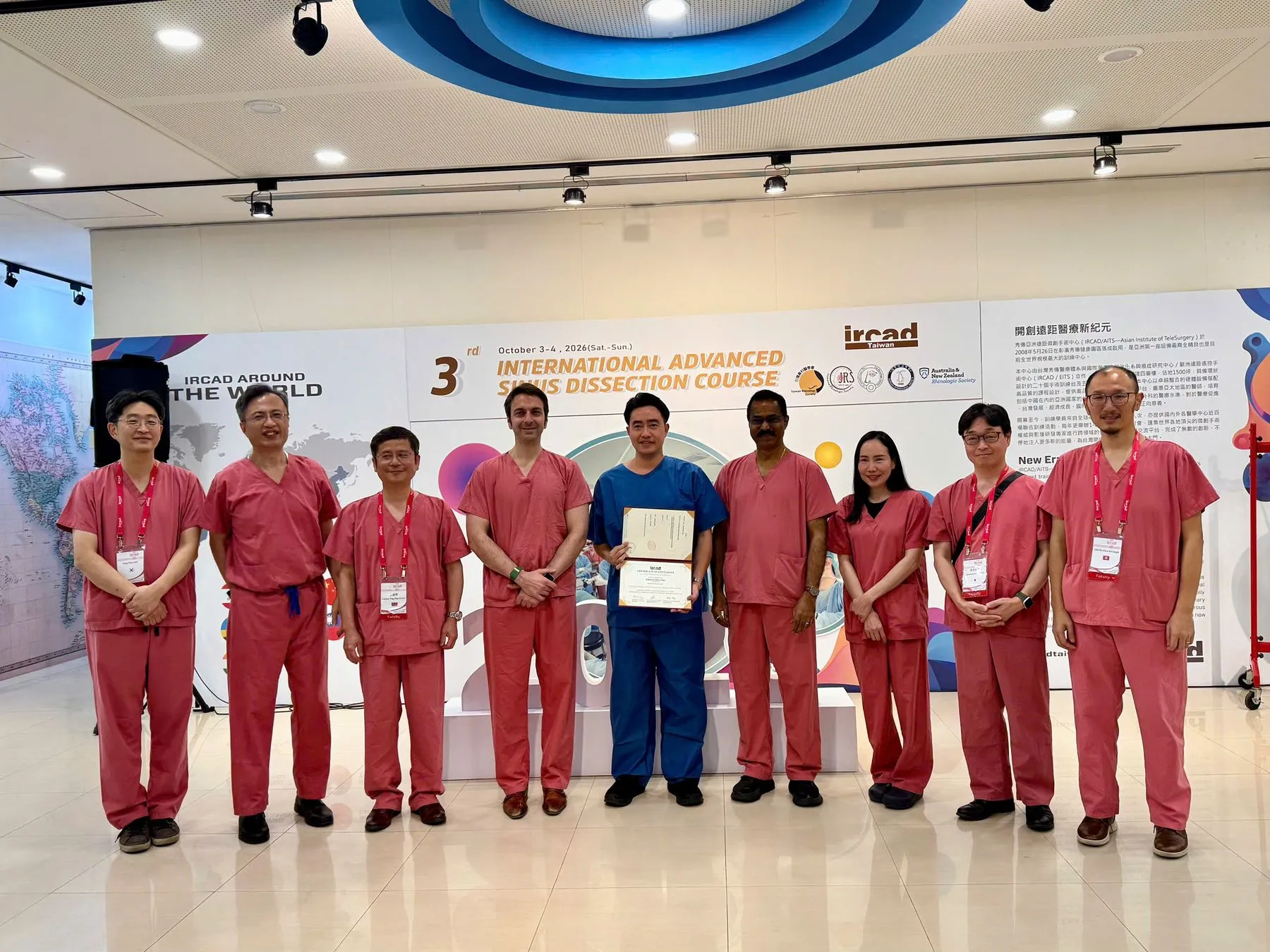 Bác sĩ Đức nhận chứng nhận tham dự khoá thực hành phẫu thuật xoang nâng cao do IRCAD Taiwan tổ chức tại Đài Loan