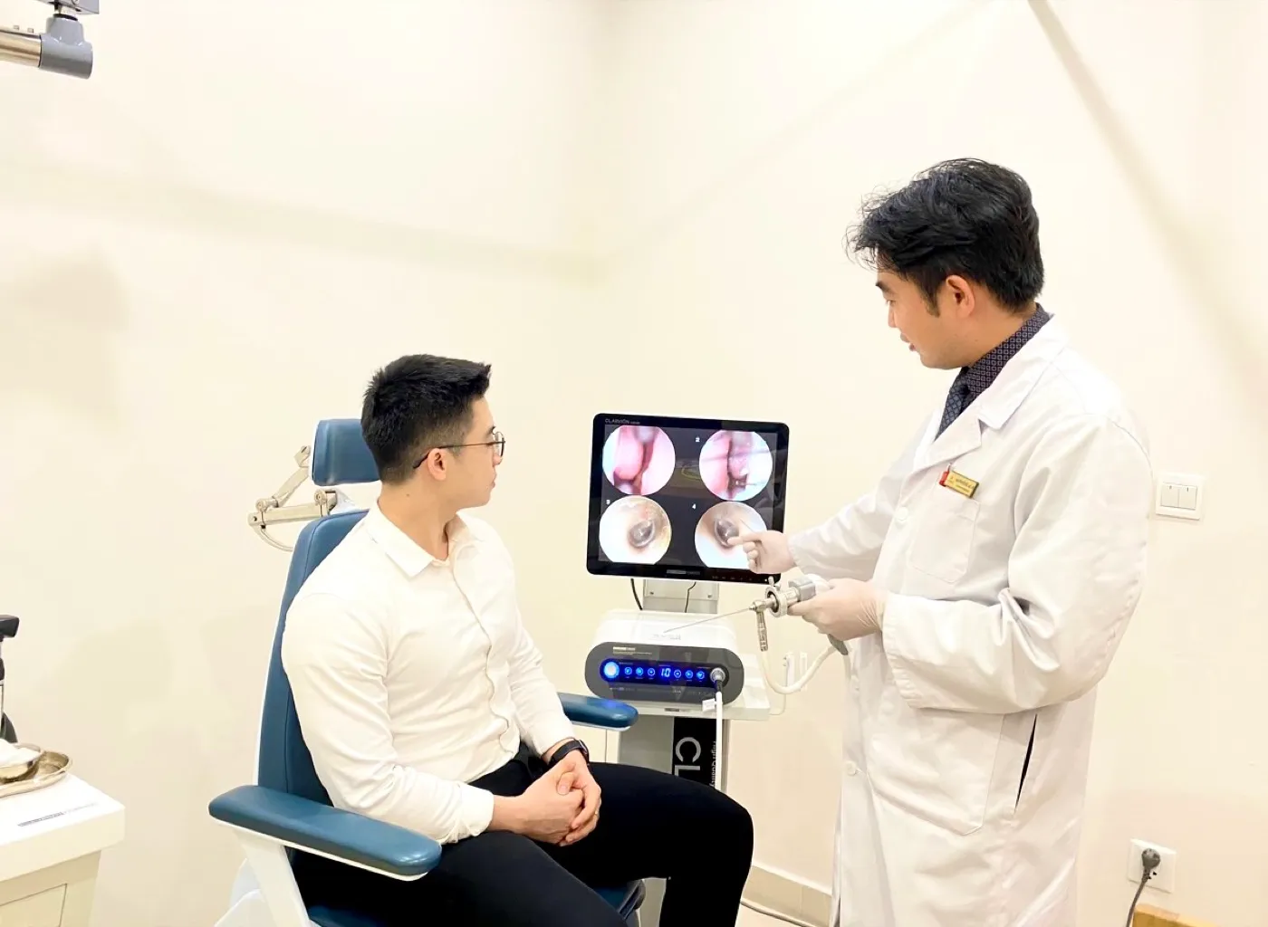 Bác sĩ Đức giải thích hình ảnh nội soi trên màn hình cho bệnh nhân