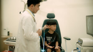 Read more about the article Làm sao điều trị viêm tai giữa cấp hiệu quả và an toàn cho trẻ? – BS Nguyễn Hữu Đức ENT Nha Trang