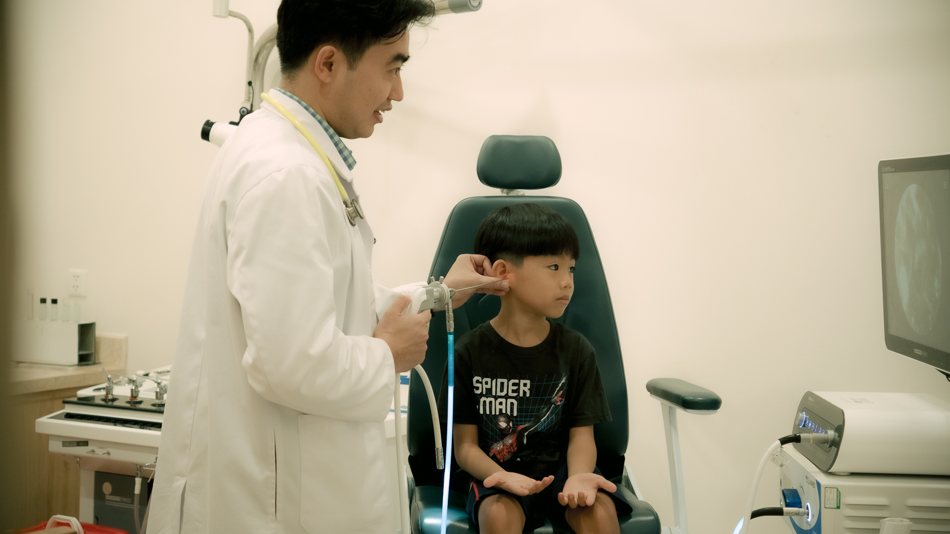 Read more about the article Làm sao điều trị viêm tai giữa cấp hiệu quả và an toàn cho trẻ? – BS Nguyễn Hữu Đức ENT Nha Trang
